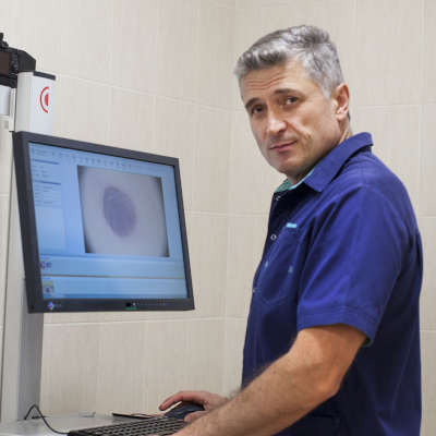 Ведущий специалист центра Шевела Александр Григорьевич анализирует результаты дерматоскопии